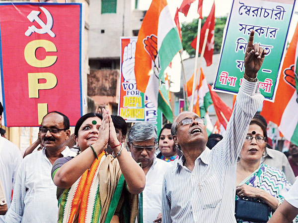 হাতে হাতে। ভবানীপুরের প্রার্থী দীপা দাশমুন্সি। ছবি: দেশকল্যাণ চৌধুরী
