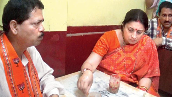 করিমগঞ্জে চা-মিষ্টির দোকানে ঢুকলেন স্মৃতি