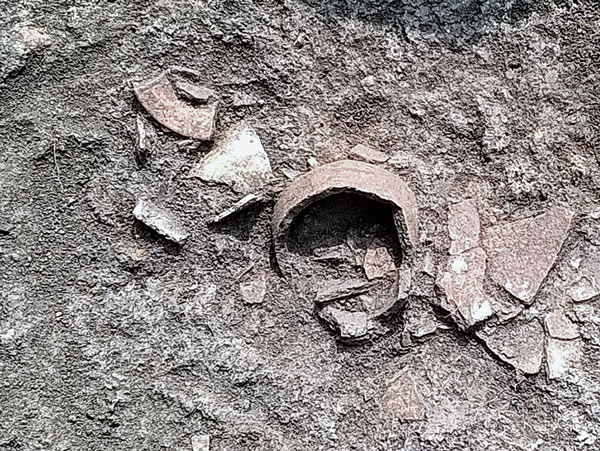 এরেন্দা থেকে পাওয়া গিয়েছে এই মৃত্পাত্রগুলি।—নিজস্ব চিত্র