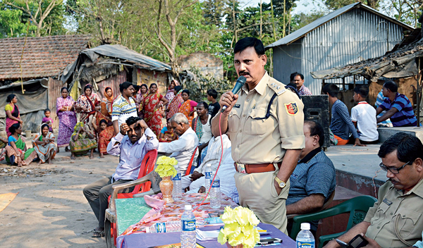 মানুষকে বোঝানোর চেষ্টা করছেন পুলিশ কর্তা।—নিজস্ব চিত্র।