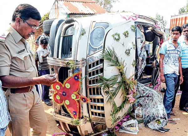 car overturned, 5 injured 