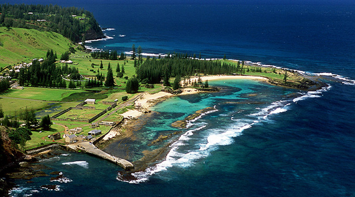 নরফোক আইল্যান্ড-অস্ট্রেলিয়ায় প্রশান্ত মহাসাগরের উপর আছে এই দ্বীপটি। <br>কুখ্যাত অপরাধীদের এখানে এনে বন্দি করে রাখত ব্রিটিশরা। ভুতুড়ে দ্বীপ বলে এই দ্বীপটি পরিচিত।