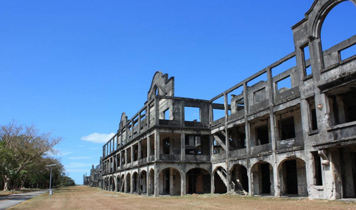 কোরিগিডর আইল্যান্ড-ফিলিপিন্সের ম্যানিলা উপসাগরে আছে দ্বীপটি। ১৫৭০ থেকে ১৮৯৮ সাল পর্যন্ত স্পেনীয়দের কব্জায় ছিল দ্বীপটি। এর পর যুদ্ধে স্পেনীয় সেনাদের পরাস্ত করে দ্বীপের দখল নেয় আমেরিকা। দ্বিতীয় বিশ্বযুদ্ধের আমলে মার্কিন সেনাদের শক্তঘাঁটি বলে পরিচিত ছিল দ্বীপটি। ১৯৪১ সালে দ্বীপটির প্রথম বার দখল নেয় জ্পানি সেনারা। কিন্তু চার বছর পরই পাল্টা আঘাত হানে আমেরিকা। <br>যুদ্ধে এক সঙ্গে তিন হাজারের বেশি জাপানি সেনা আত্মহত্যা করে। মানব সভ্যতায় এক সঙ্গে এত জনের আত্মহত্যা এর আগে হয়নি।