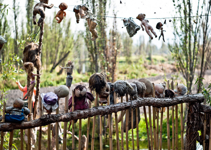 আইলা দ্য লা মিউনেকাস-মেক্সিকোতে আছে পুতুলদের দ্বীপ বলে পরিচিত দ্বীপটি। প্রাচীন অ্যাজটেক ক্যানালের মধ্যে দ্বীপটিতে ১৯৫০ সালে থাকতে আসেন ডন জুলিয়ান সান্টানা বারেরা। <br>কিছু দিন পর জন টের পান এই দ্বীপে তিনি ছাড়াও আছে একটি বাচ্চা মেয়ে। তার কান্না শুনতে পান তিনি। ডন জানতে পারেন মেয়েটি জলে ডুবে মারা যায়। <br>মেয়েটির অতৃপ্ত আত্মাকে তুষ্ট করতে পুতুল আনেন ডন। দেখা যায় পুতুলগুলি ভুতুড়ে শক্তিতে ভরে উঠেছে। <br>২০০১ সালে মেয়েটি যেখানে মারা গিয়েছিল সেই একই জায়গায় মৃত অবস্থায় পাওয়া যায় ডনকে।