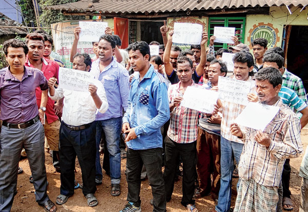 প্রার্থী বদলের দাবিতে গোকুলপুরে তৃণমূল কর্মী-সমর্থকদের বিক্ষোভ। রবিবার। — নিজস্ব চিত্র।