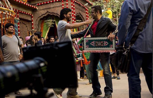 Photo of the day, Shah Rukh visits Salman Khan on the sets of Sultan dgtl