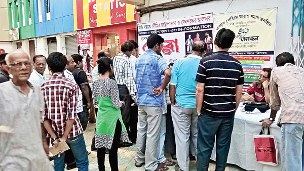 Crowd gathered for tickets of soumitra chatterjee's theatre show