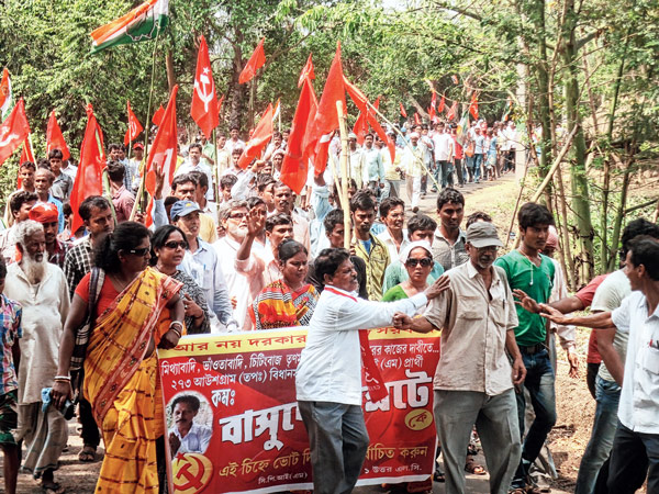 আউশগ্রামে সিপিএমের মিছিল।