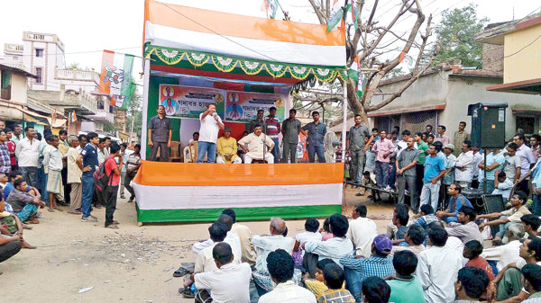 নানুরের সভায় অভিযুক্ত আবদুল কেরিম খান (বন্ধনীতে চিহ্নিত)। —নিজস্ব চিত্র
