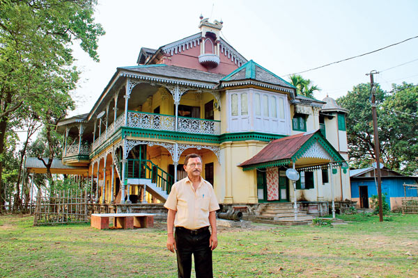 বহু ইতিহাসের সাক্ষী গৌরীপুর রাজবাড়ি। রয়েছেন লালজি-পুত্র প্রবীর বরুয়া। — নিজস্ব চিত্র।