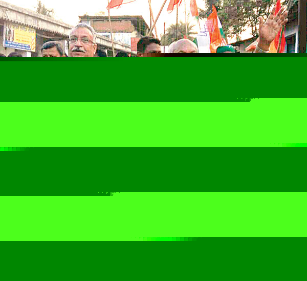 কান্তি গঙ্গোপাধ্যায়ের সমর্থনে হাঁটলেন অর্ধেন্দু সেন। রবিবার রায়দিঘিতে। ছবি: শশাঙ্ক মণ্ডল।
