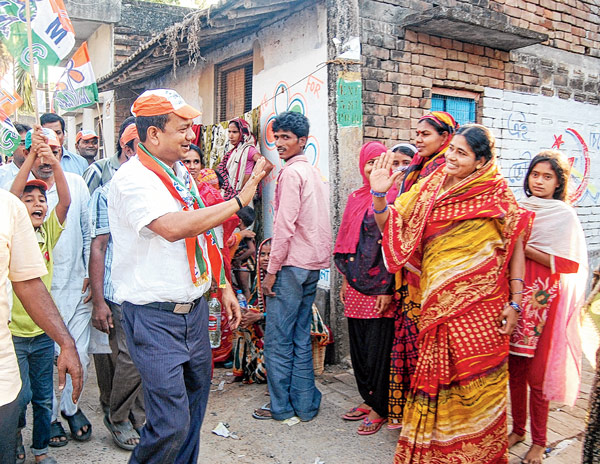 ভাল আছেন তো...। পায়ে হেঁটে প্রচার জাকির হোসেনের। —অর্কপ্রভ চট্টোপাধ্যায়