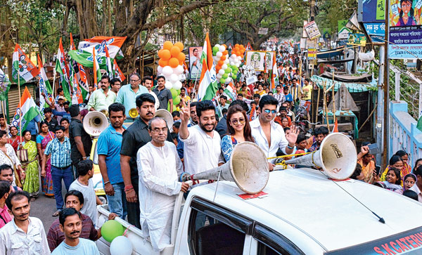 তারকা প্রচারে রাজ চক্রবর্তী, রুদ্রনীলেরা।— বিশ্বজিৎ রায়চৌধুরী