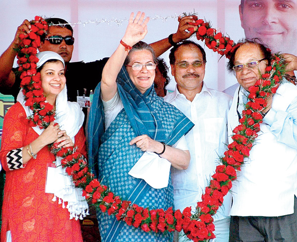 Mamata and  Modi '2 Sides Of Same Coin', Says Sonia Gandhi