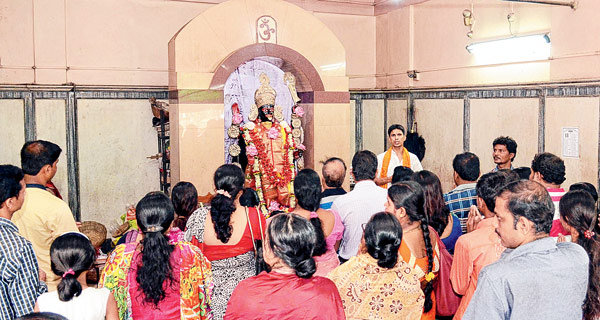 নববর্ষের সকালে প্রিয়জনের শুভকামনায় পুজো। মেদিনীপুরের বটতলার কালীমন্দিরে
