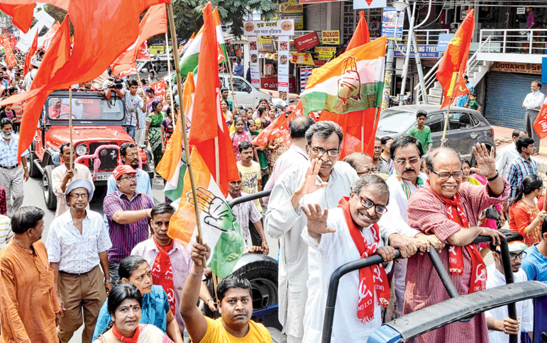 শিলিগুড়িতে সিপিএম প্রার্থী অশোক ভট্টাচার্যের সমর্থনে মিছিলে সূর্যকান্ত মিশ্র।