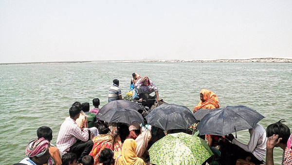 চরে যাতায়াতের ভরসা বলতে এই নৌকো। নাড়ুখাকির চরে ছবি: রতন ঘোষ।