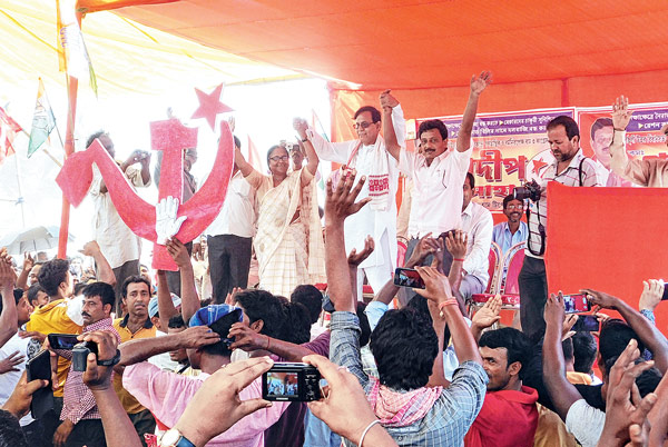 পূর্বস্থলীর মাঠে প্রার্থীদের সঙ্গে মহম্মদ সেলিম। নিজস্ব চিত্র।