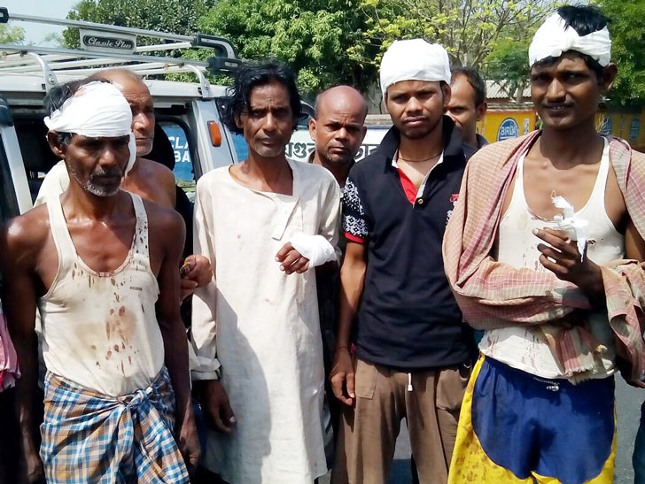 বীরভূমের ইলামবাজারে ডমরুতে আহত বিজেপি সমর্থকেরা। ছবি: বিশ্বজিত্ রায়চৌধুরী।