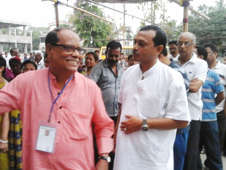 সকাল সকাল ভোটের লাইনে দাঁড়িয়ে সিপিএম নেতা অশোক ভট্টাচার্য। ছবি: বিশ্বরূপ বসাক।