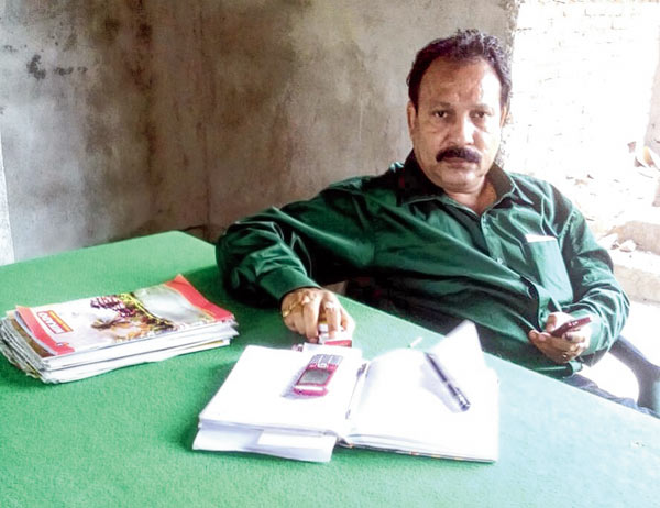 বাড়িতে থেকেই ভোট নিয়ন্ত্রণ সোনা পালের। সেটাই হয়তো ‘কাকু’ বিপ্লব মিত্রের চিন্তার কারণ। ছবি: অমিত মোহান্ত।