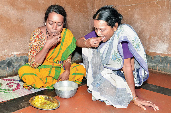 পান্তাভাতে। বিরবাহা হাঁসদা (বাঁদিকে) ও চুনিবালা হাঁসদা (ডানদিকে)। দেবরাজ ঘোষের তোলা ছবি।