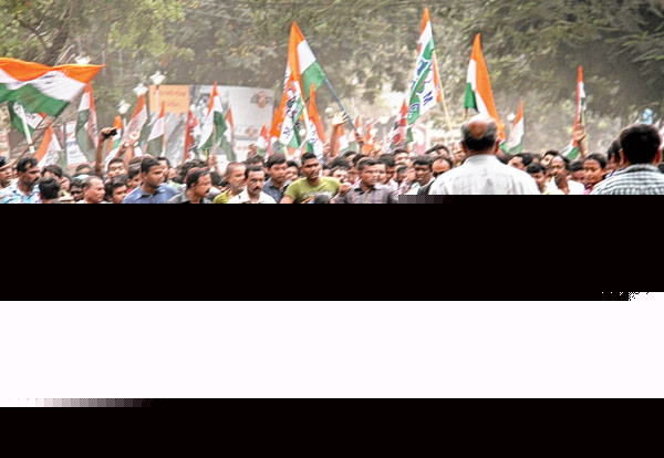 পদযাত্রা ফাঁকেই তৃণমূল নেত্রীকে প্রণাম দুই খুদের। পুলিশ লাইনের কাছে। ছবি: উদিত সিংহ।
