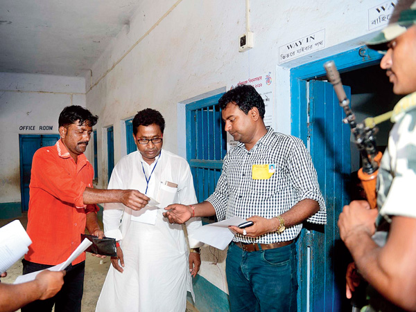 ষাট শতাংশেরও বেশি ভোট পড়ার পরে রবিবার পাপুড়ির বুথে এজেন্ট আনতে পারলেন নানুরের তৃণমূল প্রার্থী গদাধর হাজরা। —নিজস্ব চিত্র
