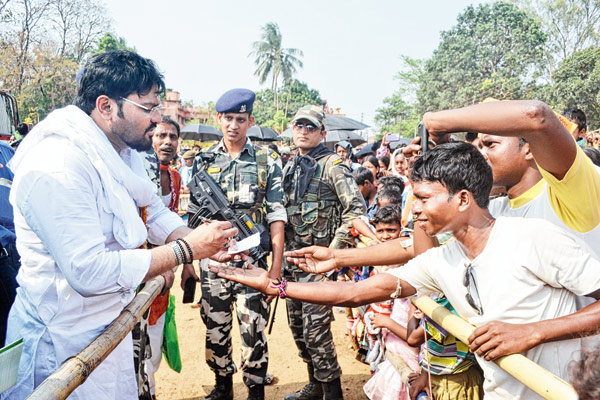 রানিবাঁধে বিজেপির সভার ফাঁকেই ভক্তের আবদারে অটোগ্রাফ দিচ্ছেন গায়ক-মন্ত্রী বাবুল সুপ্রিয়। ছবি তুলেছেন উমাকান্ত ধর।