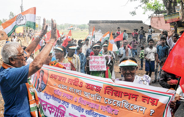 ধানগোড়ায়, বেলিয়াড়ায় বিষ্ণুপুরের জোট প্রার্থীর প্রচার। ছবি: শুভ্র মিত্র।