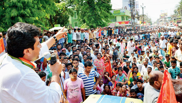 সমাধান চাই। ডাকঘর মোড়ে পথ অবরোধ করে ঘোষণা অরিন্দম ভট্টাচার্যের। মঙ্গলবার। ছবি: সুদীপ ভট্টাচার্য