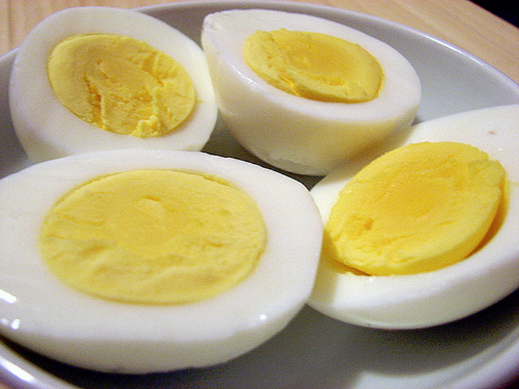 ডিম: সকালে ঘুম থেকে উঠে বেশি সময় না থাকলে ব্রেকফাস্টে শুধু ডিম সেদ্ধ খেয়ে বেরিয়ে পড়ুন। অফিসে লাঞ্চে খাওয়ার জন্যও সঙ্গে নিতে পারেন।