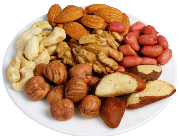 বাদাম: আখরোট, আমন্ড স্বাস্থ্যের জন্য খুবই উপকারী। ডায়াবেটিকরাও চোখ বুজে খেতে পারেন বাদাম।