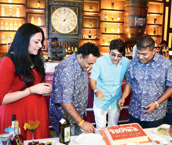 A new restaurant starts in mani square