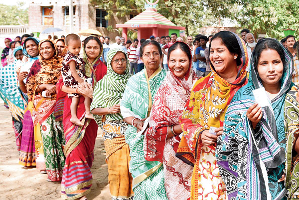 প্রতিরোধের পরে ভোটের লাইনে। রায়নায় বৃহস্পতিবার উৎপল সরকারের তোলা ছবি।