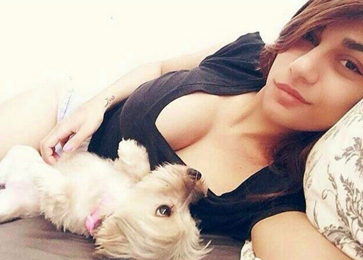 লেবাননের জাতীয় সঙ্গীত নিজের গায়ে ট্যাটু করিয়েছেন মিয়া।