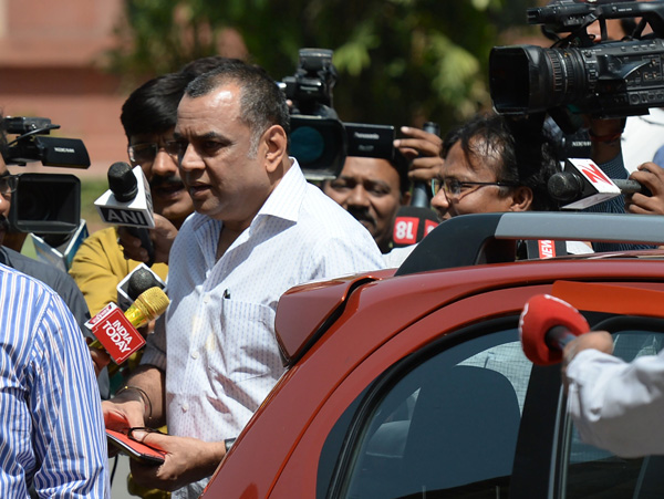 MPs breaks the rule of odd-even rule in delhi dgtl