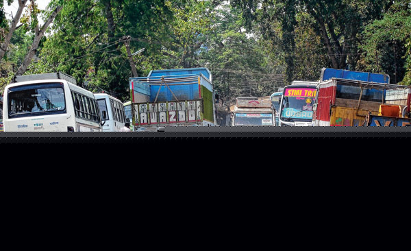 Traffic jam continues in the city, people in distress