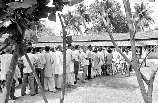 ১৯৭৭-এর সাধারণ নির্বাচনে পশ্চিমবঙ্গে ভোটের লাইন।