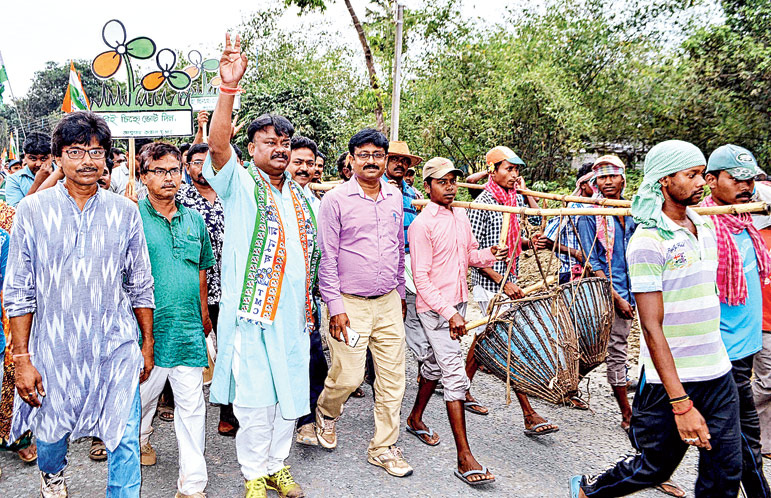 ধামসা নিয়ে প্রচারে বেচারাম মান্না। ছবি: দীপঙ্কর দে।