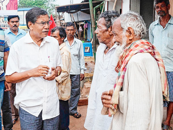 প্রচারে আলাপ। বাঁকুড়ার তালড্যাংরায় সিপিএমের প্রার্থী অমিয় পাত্র।— নিজস্ব চিত্র।