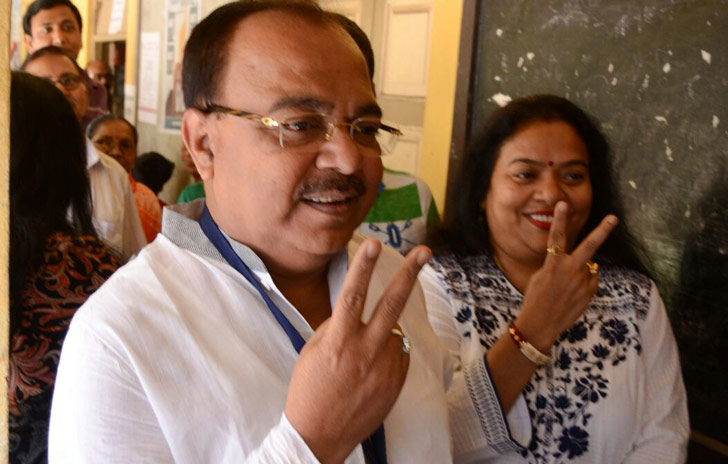 ভোট দিয়ে বেরোনোর পথে কলকাতার মেয়র শোভন চট্টোপাধ্যায়। ছবি: শৌভিক দে।