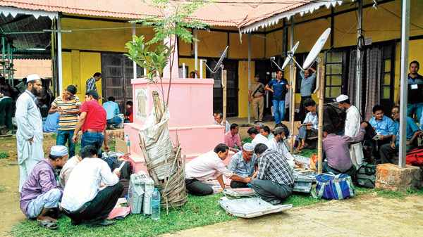 ভোটকেন্দ্রে যাওয়ার আগে ইভিএম পরীক্ষা করে দেখছেন ভোটকর্মীরা। রবিবার হাইলাকান্দিতে অমিত দাসের তোলা ছবি।