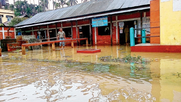 হাইলাকান্দির অনন্ত বিদ্যানিকেতন ভোটকেন্দ্রের সামনে জমেছে বৃষ্টির জল। সোমবার। ছবি: অমিত দাস
