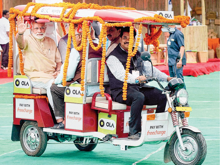 PM Narendra Modi takes e-rickshaw ride - Anandabazar