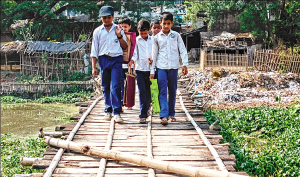 Trips trough shaky bridge is risk of life