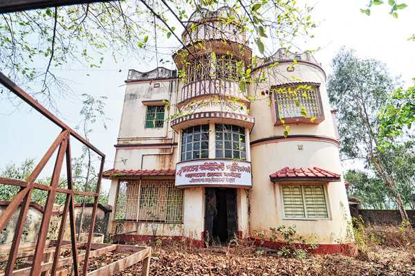 পোড়ো বাড়ির মত পড়ে রয়েছে পাত্রসায়রের পার্টি অফিস। —শুভ্র মিত্র