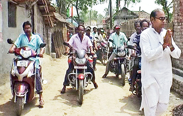 মোটরবাইক নিয়ে প্রচার।—নিজস্ব চিত্র