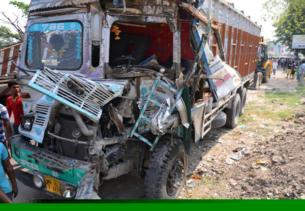 Two trucks collide on VIP road dgtl 