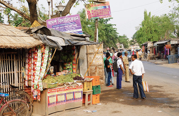 রাস্তার উপর উঠে এসেছে দোকান। —নিজস্ব চিত্র